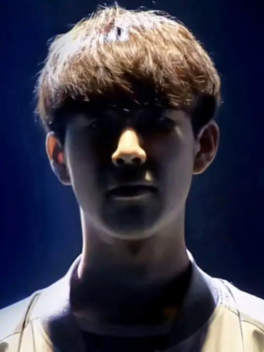 JW 嘲讽新的 Astralis 洗牌，提到 GODSENT 。